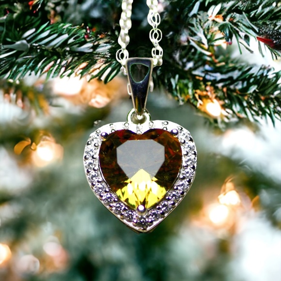 Mesmerizing Color Shift Heart Diaspore Pendant in Sterling Silver 925 - Picture 1 of 12